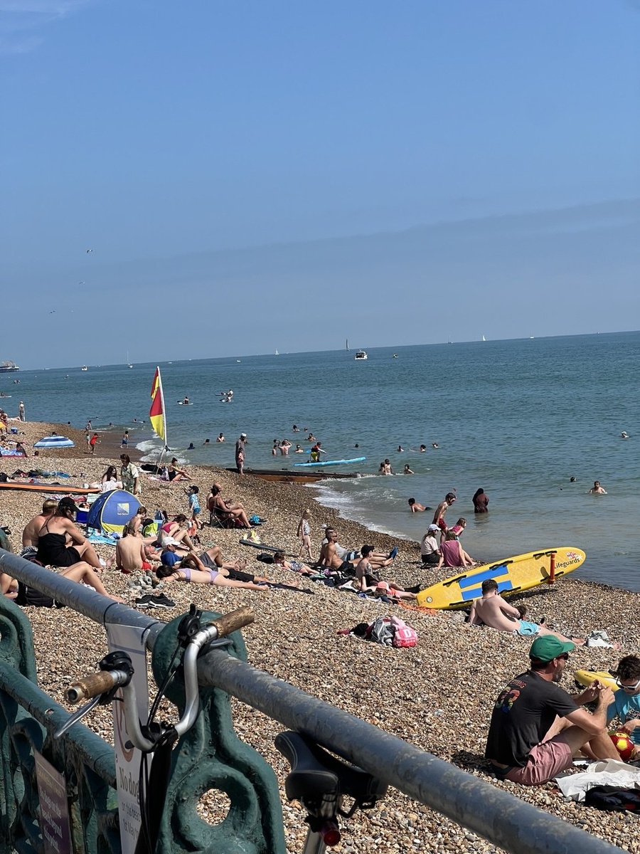 Пляж в Брайтоне этим летом. Южная Англия. Фото из личного архива 