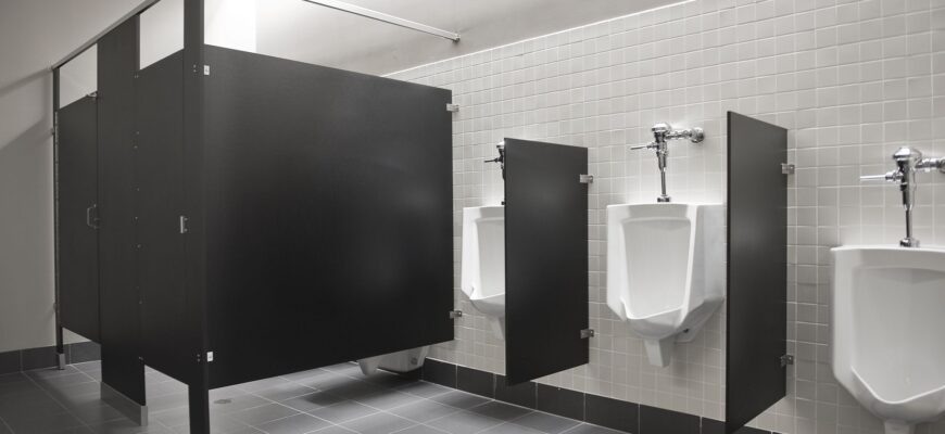 Почему в общественных туалетах дверцы не доходят до пола?