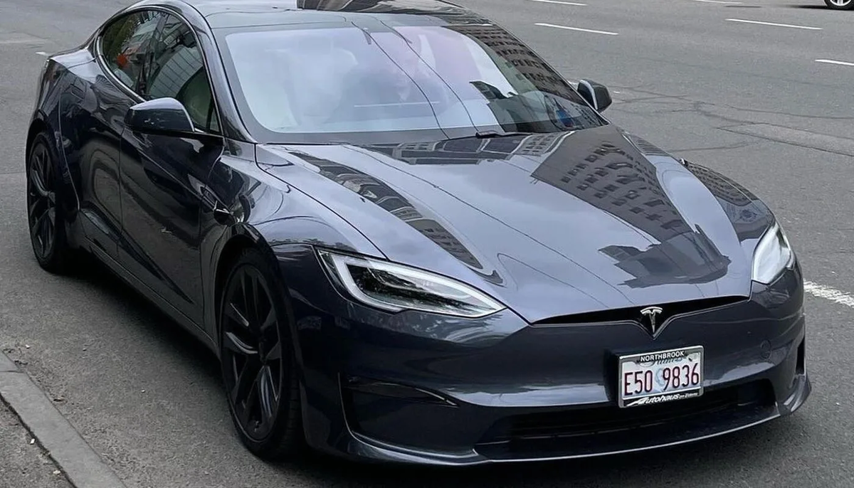 Tesla Model S Plaid / Источник - avtoblog.ua