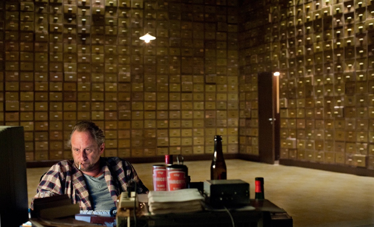 из фильма "Новейший завет" где Бог сидит и придумывает наш мир...