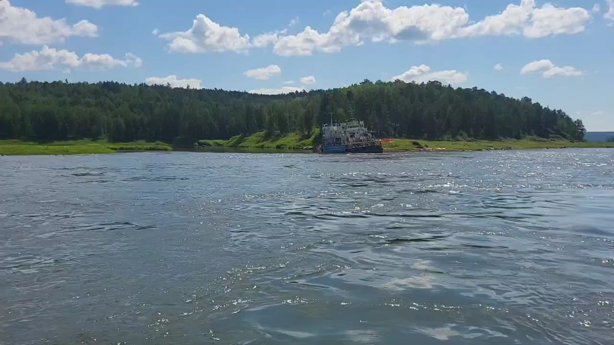     В Красноярском крае устраняют последствия второго разлива топлива в Енисей