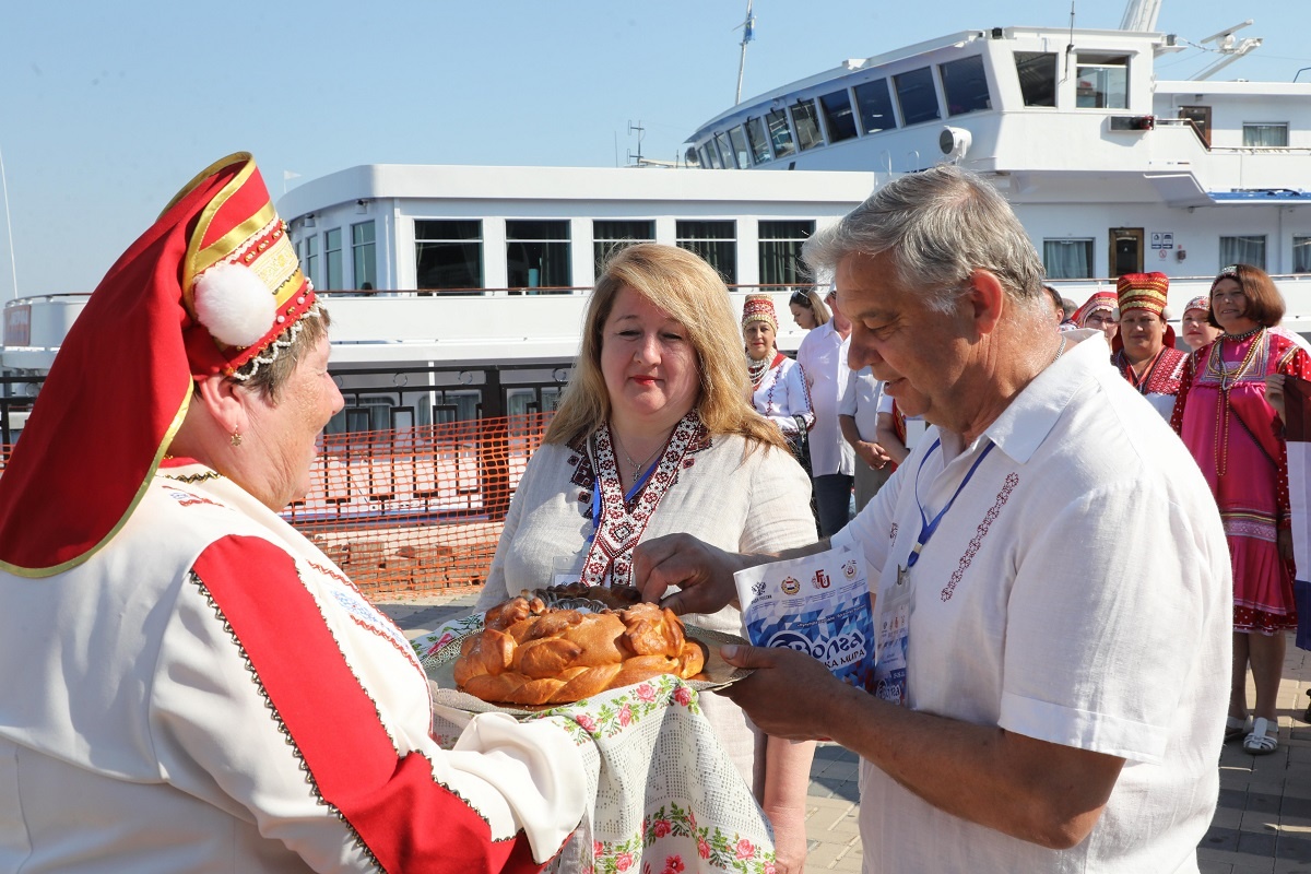    В этот день нужно испечь каравай