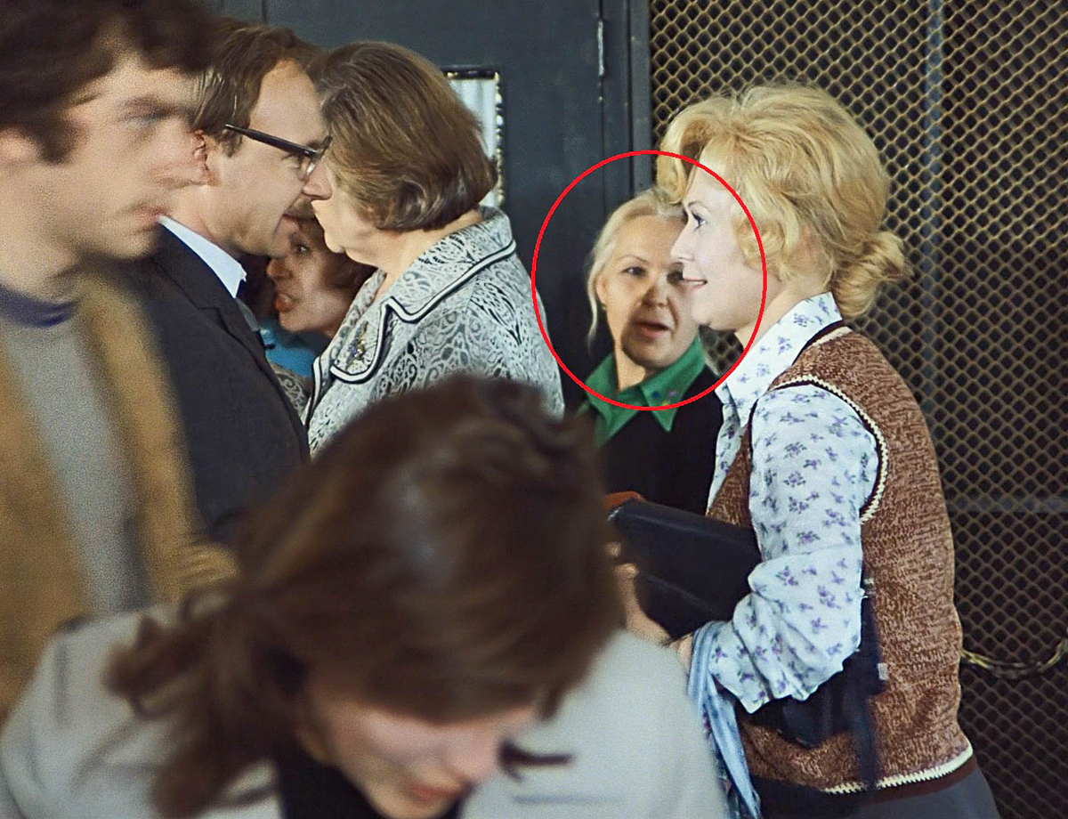 Зоя Толбузина в фильме "Служебный роман", рядом со Светланой Немоляевой.