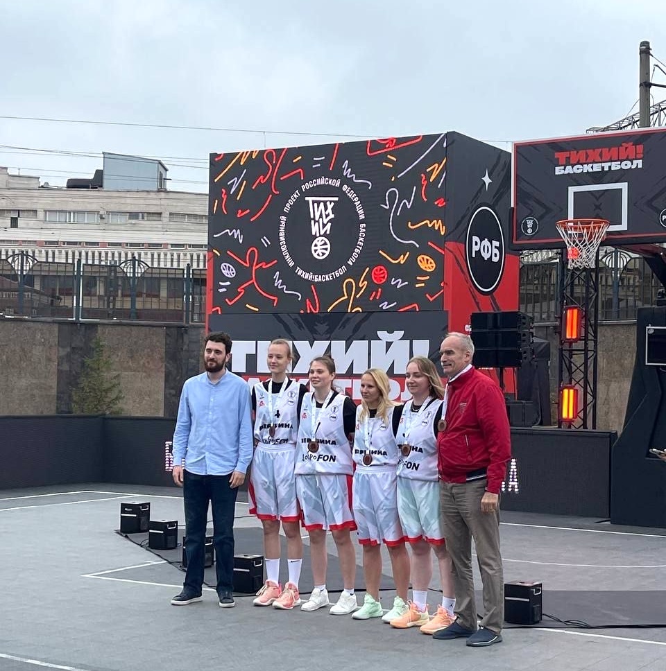 Из-за погодных и технических условий интернет пришлось "прятать" в водосточных трубах.