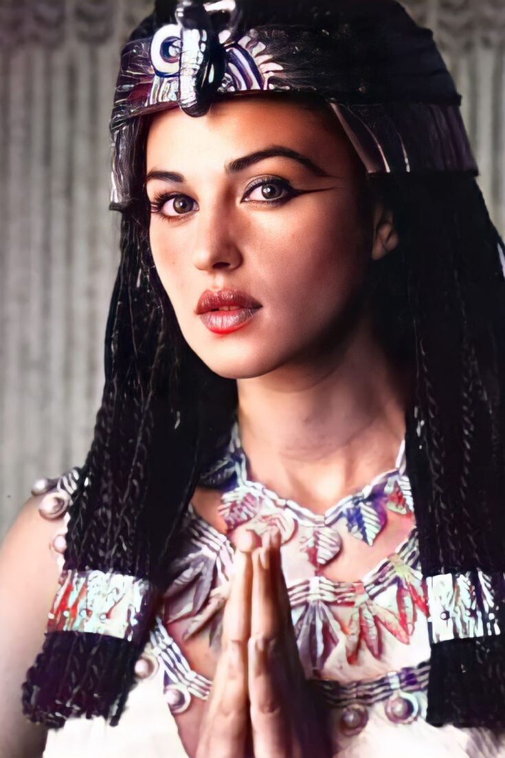 Моника Белуччи в роли Царицы Клеопатры .