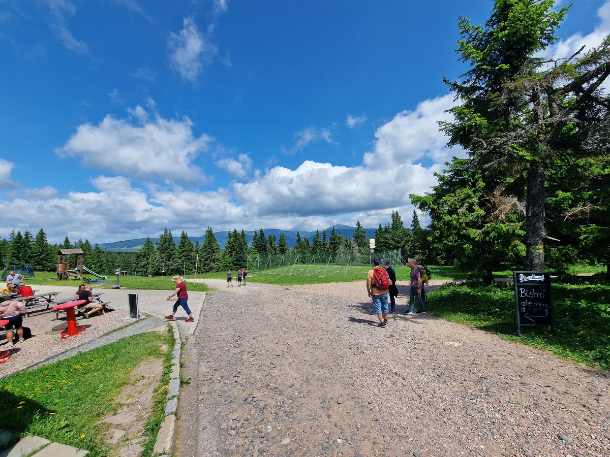 фото автора: а вдали вершина - это Снежка, самая высокая гора в Чехии и Польше. У нее один склон чешский, а второй польский