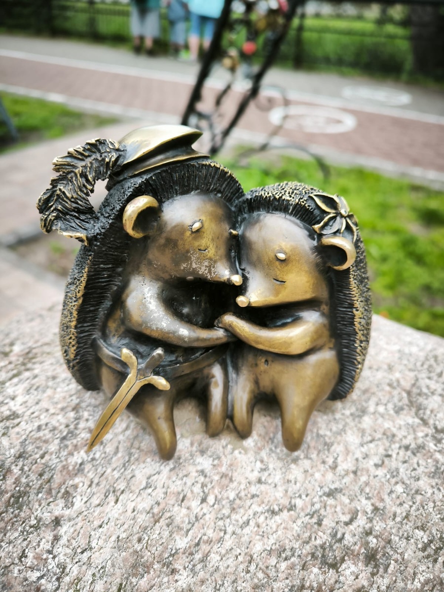 Фото автора. Ежео и Ежетта. Романтичная парочка у Арки влюблённых. Символизируют любовь и верность