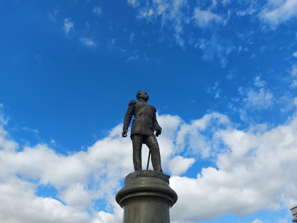 Если вы ещё не знаете кто этот видный господин на постаменте, то эта статья для вас