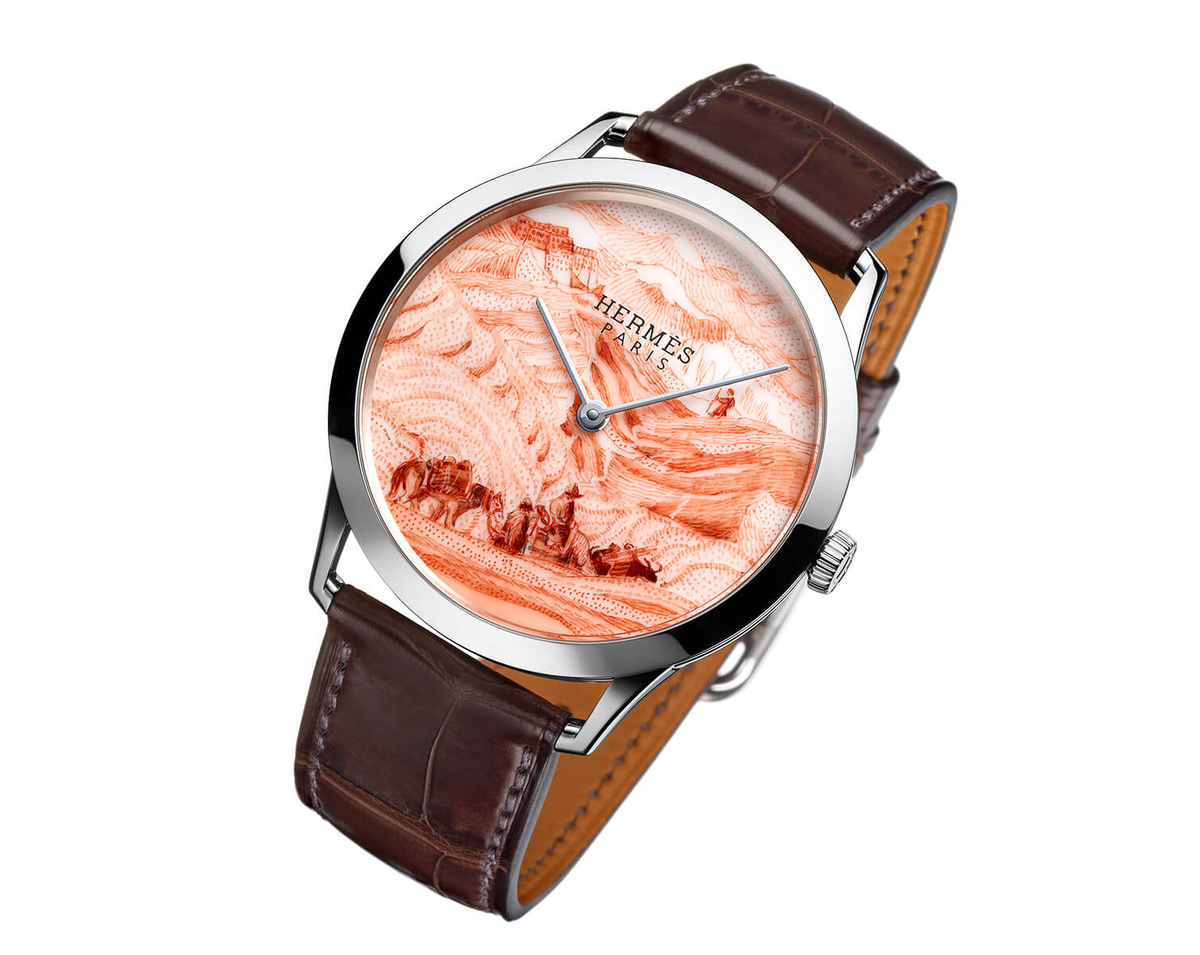 Эти часы Slim d’Hermès Koma Kurabe — это миниатюрное произведение портативного искусства, расписанное вручную эмалью  японским мастером Бузаном Фукусимой на изысканном фарфоровом циферблате из Севра (фото: Claude Joray)