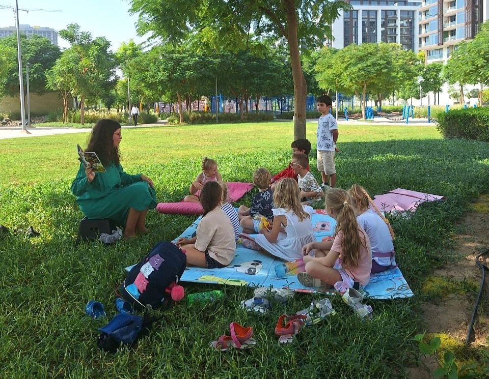 На фото ведущая «Книжного Маячка» Мария Папкина и участники клуба на встрече по книге «Кот-Воркот и туча» 