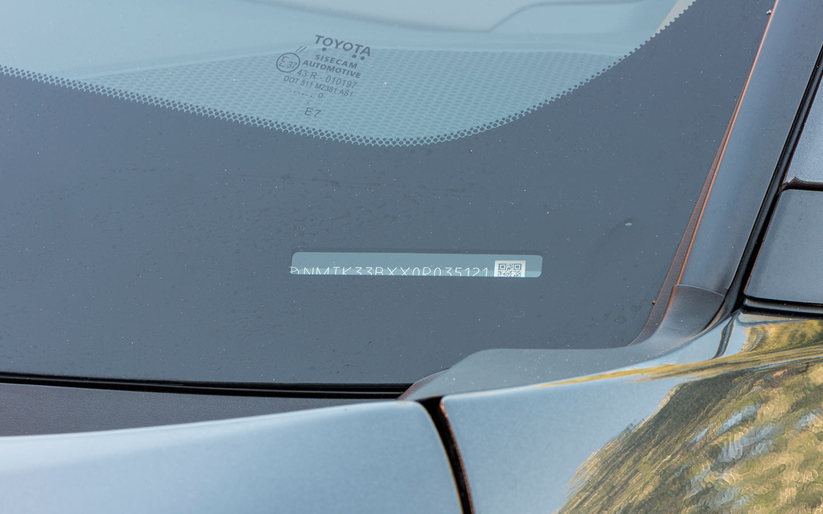 Mark Anthony Ray / Shutterstock / FOTODOM📷Чаще всего VIN-номер можно найти в нижнем углу лобового стекла, в специальной рамке