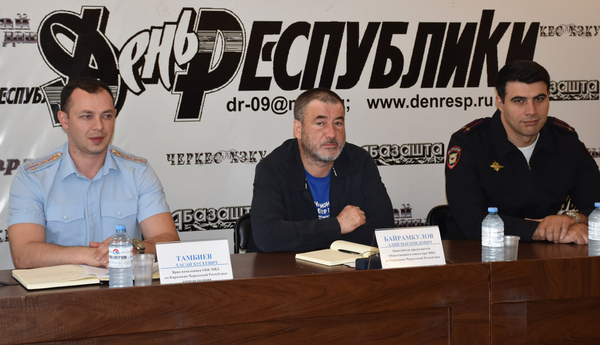 Хасан Тамбиев, Алий Байрамкулов и Керам Айбазов на встрече в Доме печати. Фото автора.