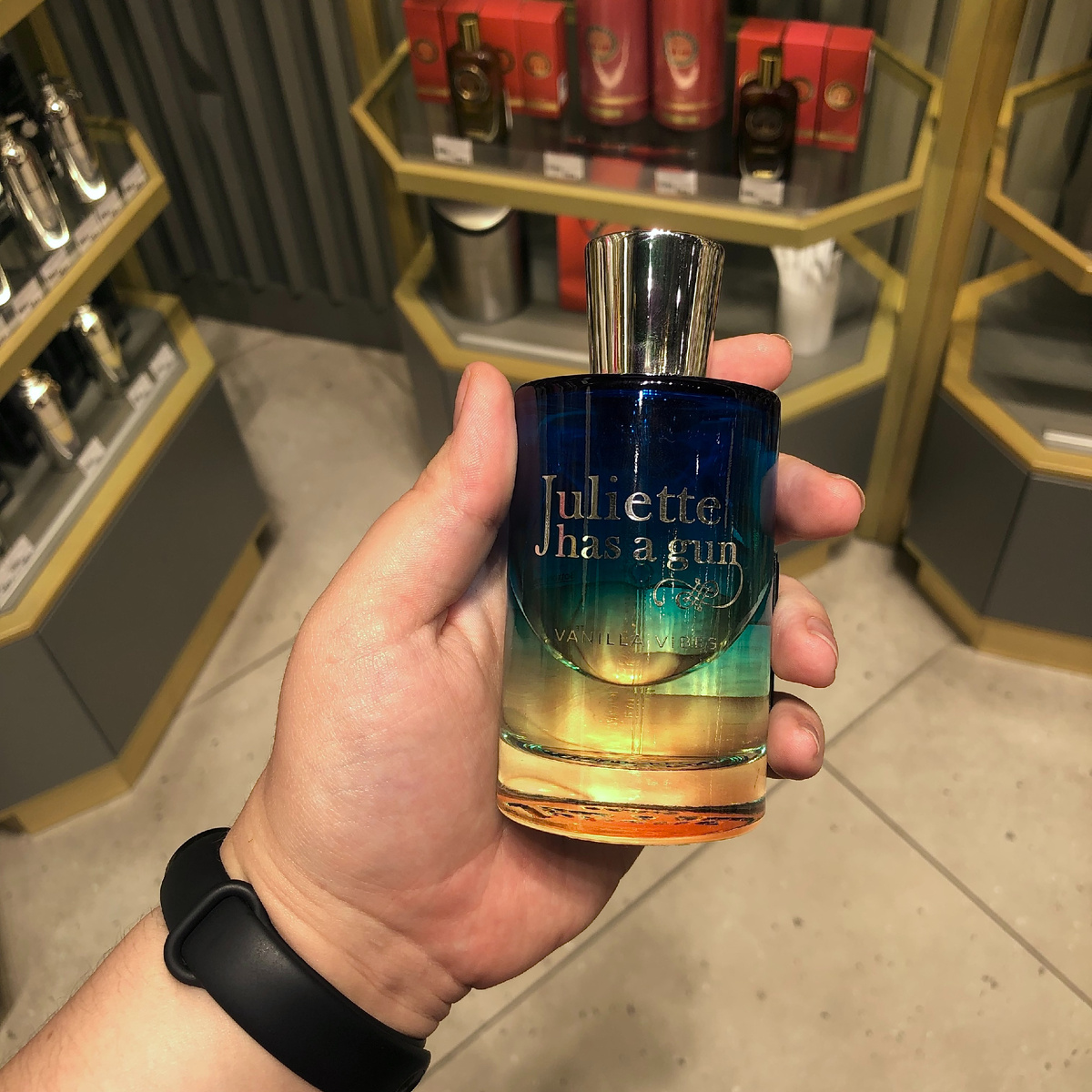 Флакон — красота. Смотрю на него, и сразу хочется на море.