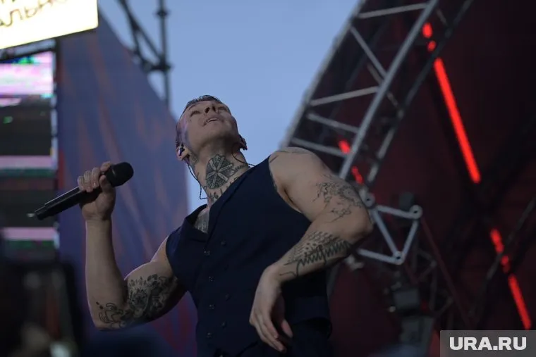 Пермские политики веселились на Дне Молодежи. Под занавес концерта Niletto
Фото: Руслан Яроцкий © URA.RU