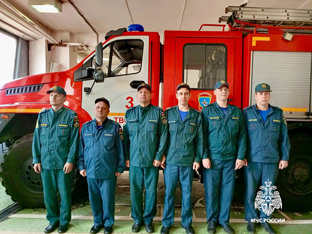 По автолестнице из горящей на 4 этаже квартиры в Твери вывели троих людей