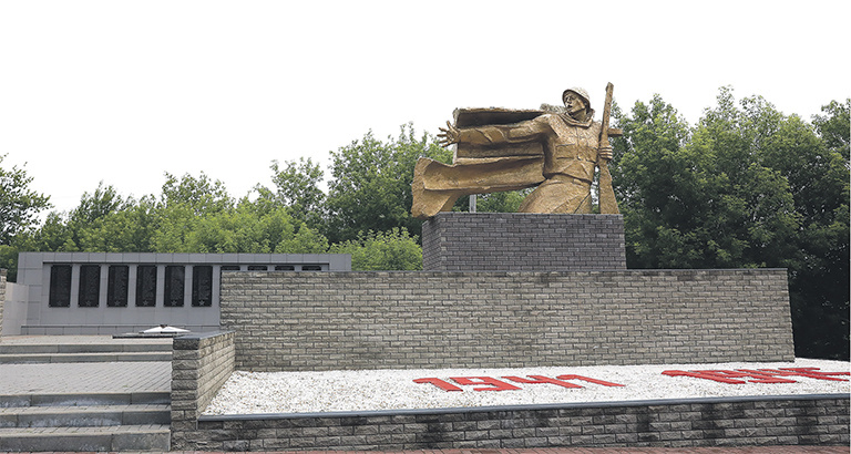  На плитах мемориала в Хлевном имена почти 300 бойцов, умерших от ран в госпитале села