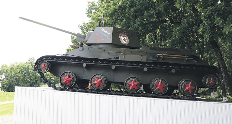  Танк Победы — Т-34 установили в парке «Широкий» в память о войнах 5-й танковой армии  генерал-майора А.И. Лизюкова и 7-го танкового корпуса  генерал-лейтенанта П.А. Ротмистрова, героически сражавшихся на Хлевенской земле в июне − июле 1942 года