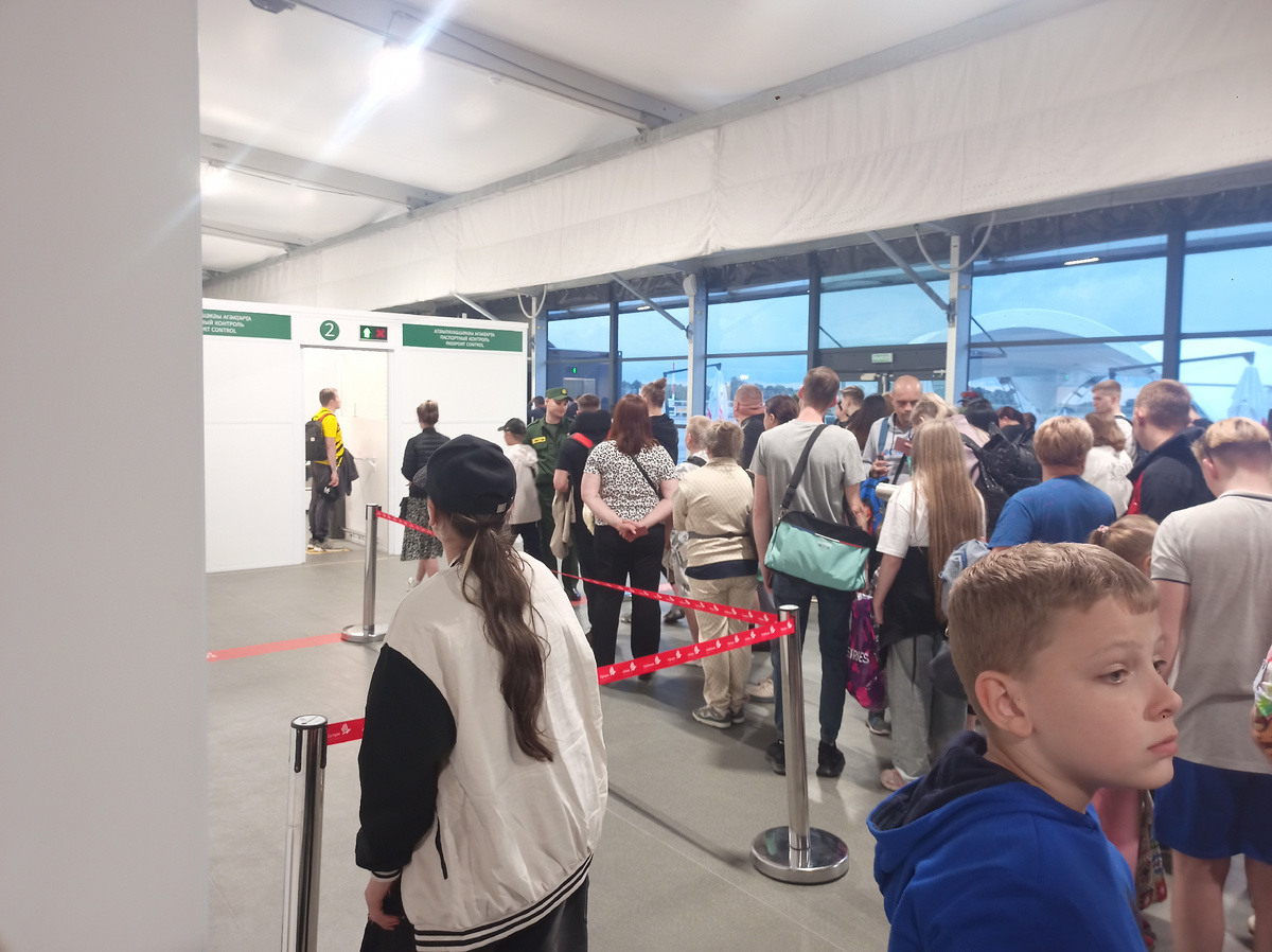 Очередь для прохождения паспортного контроля в г.Сухум.