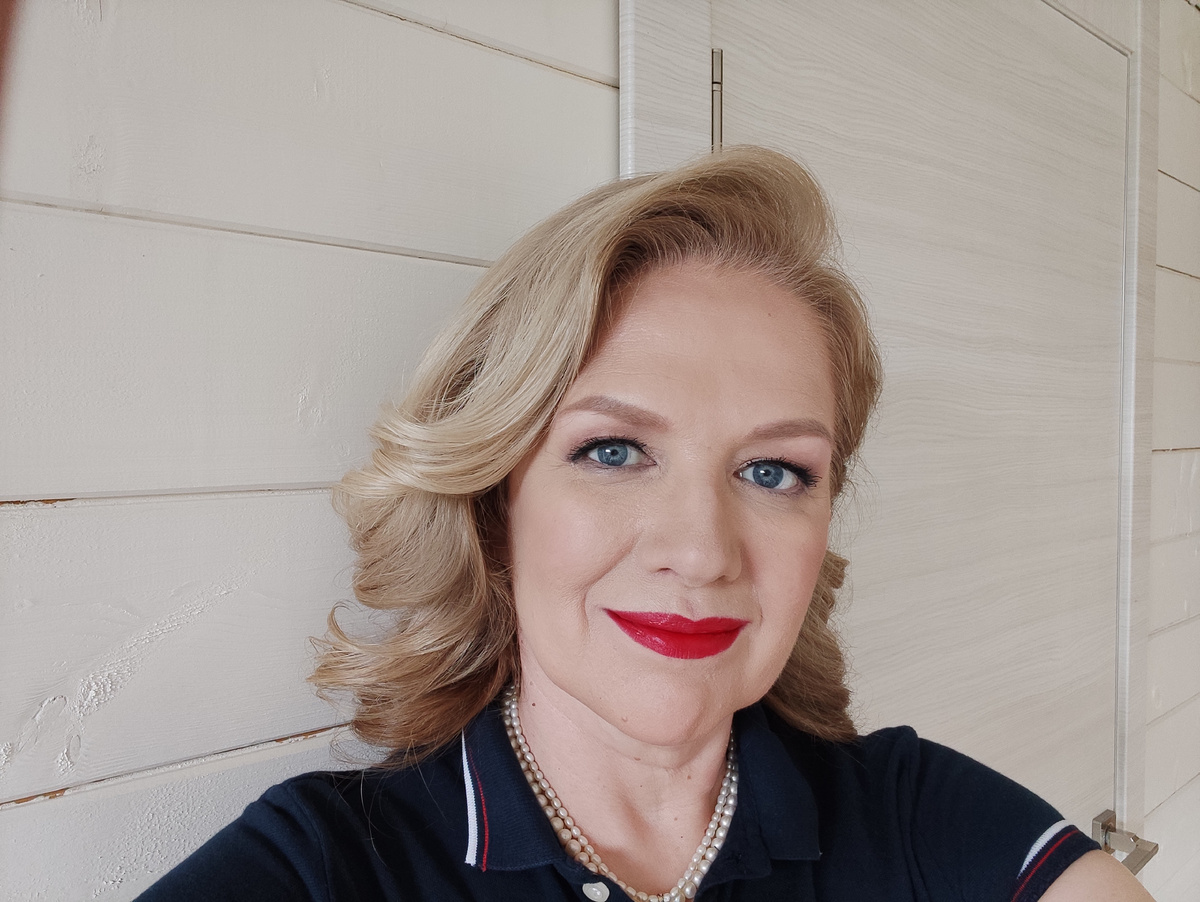 Парикмахеры или гримёры, которые работают со мной впервые даже не понимают, что волосы окрашены.