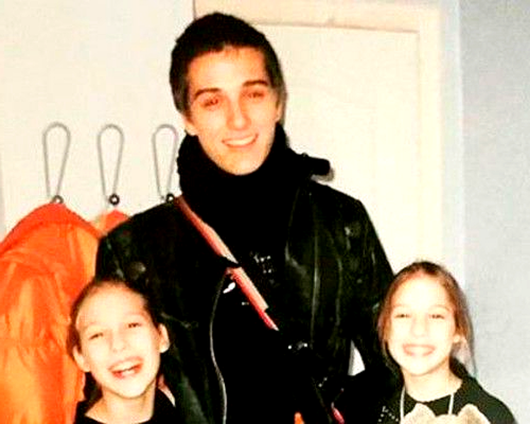 Стас Бондаренко с сестрёнками-близнецами