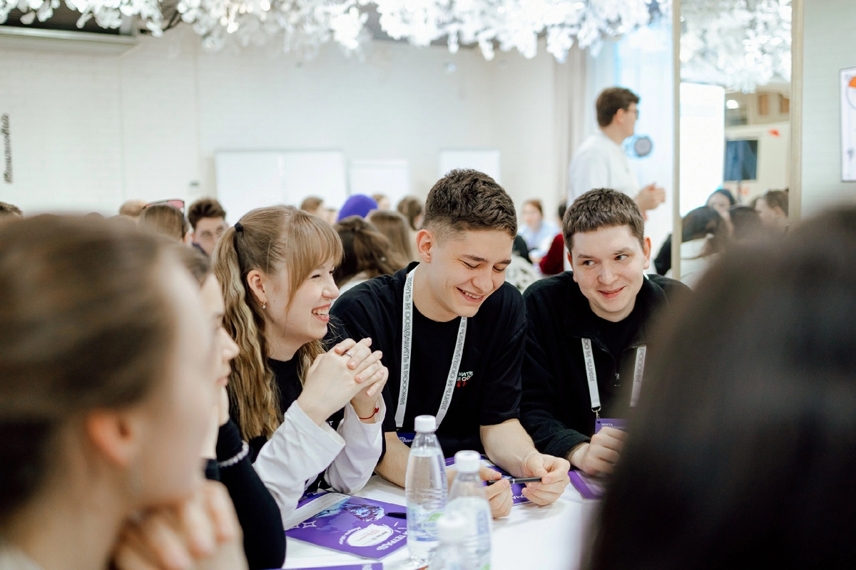 Помогает воплощать даже самые безумные идеи, а если идей пока нет, но есть желание — находить единомышленников. Специалисты ЦРМИ учат готовить проектные заявки для получения грантовой поддержки, сопровождают проект на всех этапах реализации, делятся полезными связями и помогают с отчетностью. Развитие социального проектирования позволило за два года увеличить объём привлечённых внебюджетных средств на 25%: в 2023-2024 году УГНТУ привлек за счёт грантов Росмолодёжи почти 33 млн рублей. Только за первые месяцы 2025 года Центр координировал подачу 29 проектных заявок на первый сезон конкурса «Росмолодёжь.Гранты». Восемь из них получили финансирование на общую сумму более 5,3 млн рублей. 