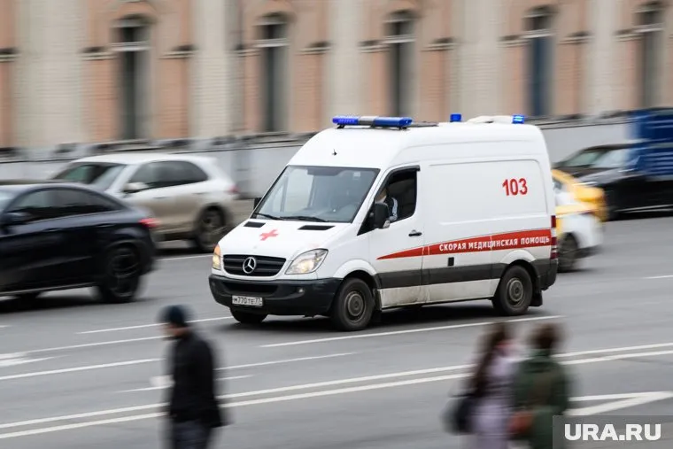  На место утечки газа в районе ТЦ прибыли бригады скорой помощи
Фото: Владимир Жабриков © URA.RU