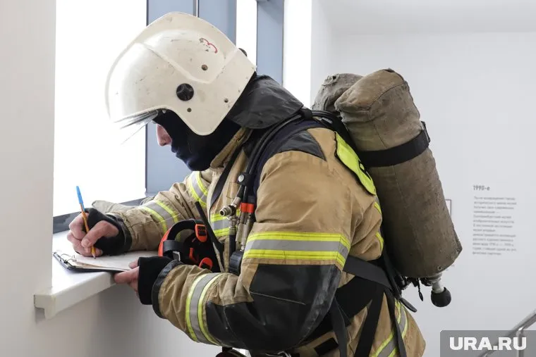 Бригады пожарных выводили сотрудников гипермаркета, потерявших сознание
Фото: Размик Закарян © URA.RU