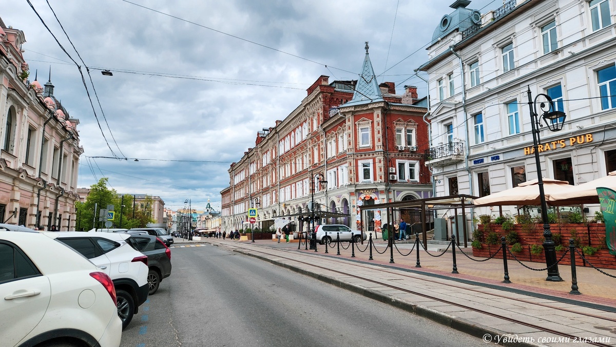 Блиновский пассаж (Рождественская улица, 24) - красное здание с башенкой
