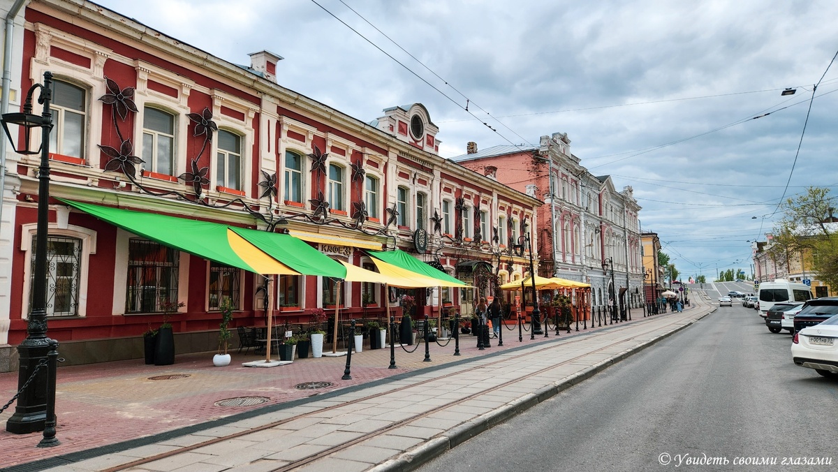 Но периодически по ним запускают прогулочный ретротрамвай