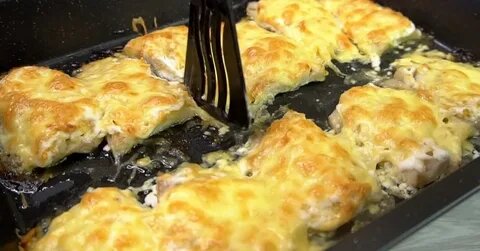 Посыпьте хлопьями красного перца курочку, будет очень красочно.