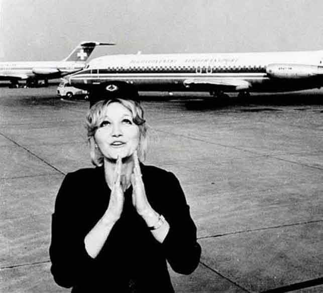 Весна Вулович в форме бортпроводницы magas.su