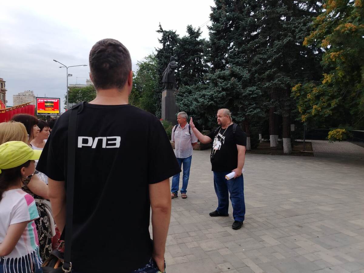 У входа в парк имени Максима Горького