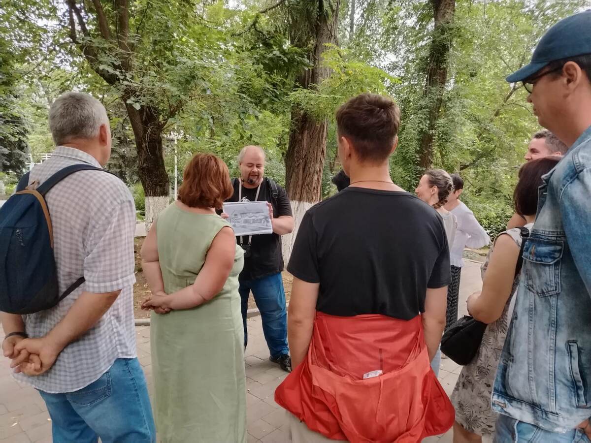 С "портфелем экскурсовода"