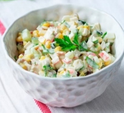 Этот рецепт – основа основ, с него стоит начать, если вы готовите крабовый салат впервые