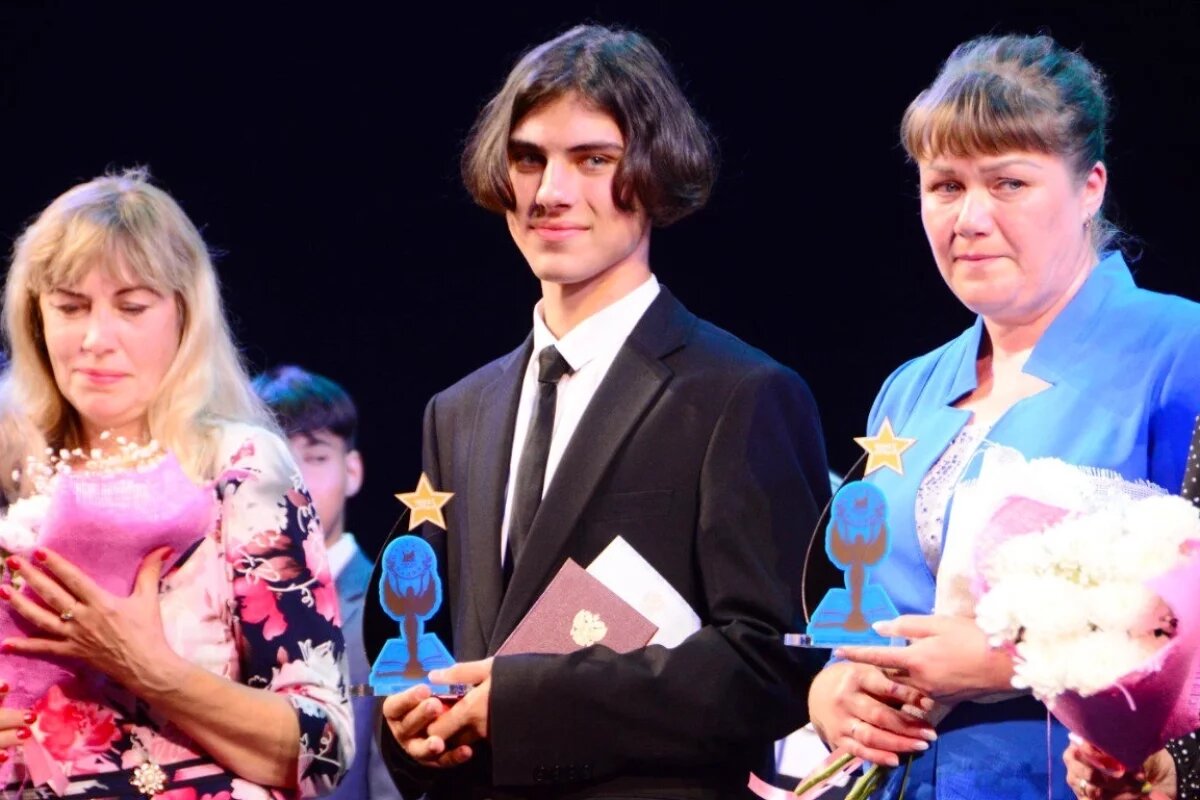    Александр Сазонов получил 100 баллов на ЕГЭ сразу по трём предметам.