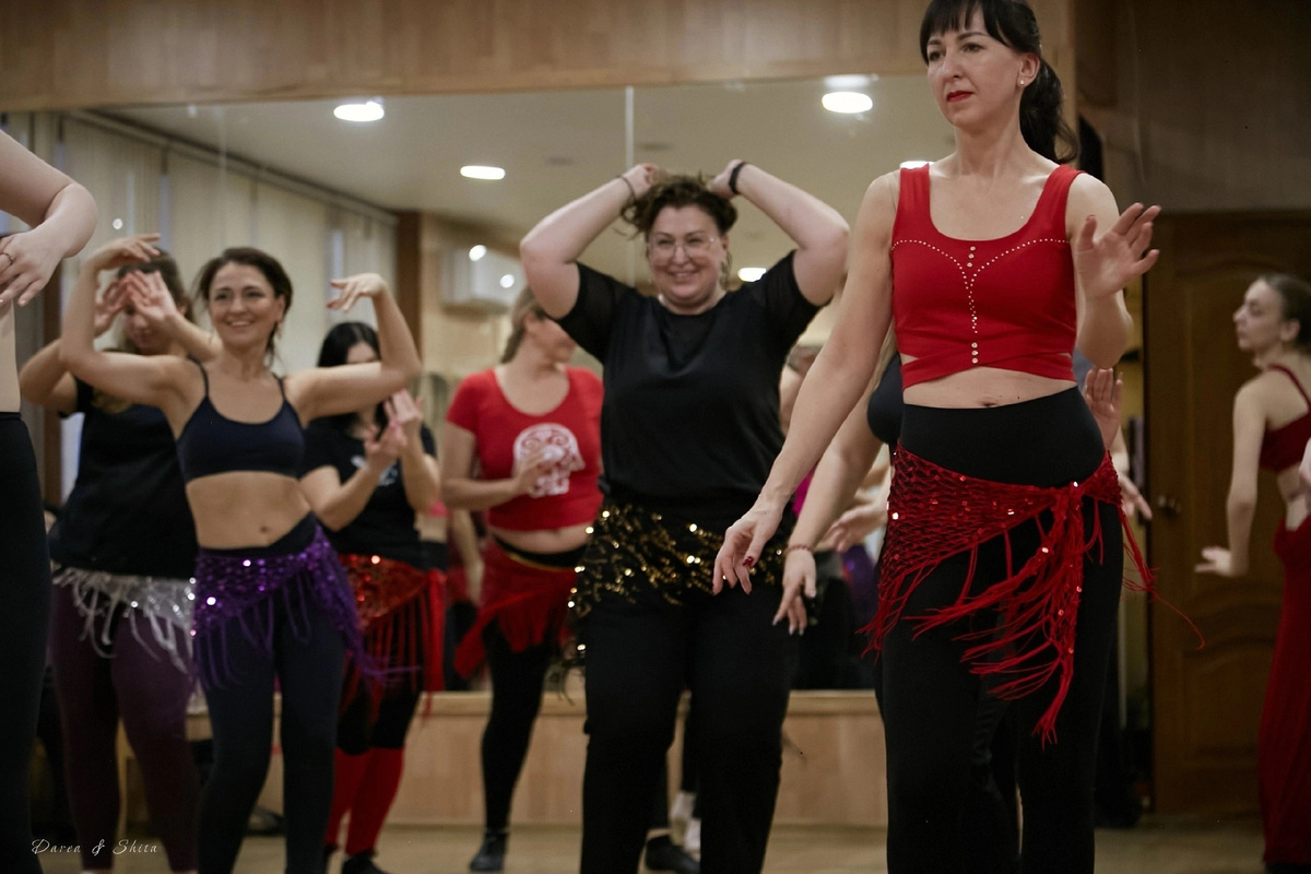 Мастер-класс по восточному танцу! Обратите внимание на возраст танцовщиц, и каждая выглядит потрясающе