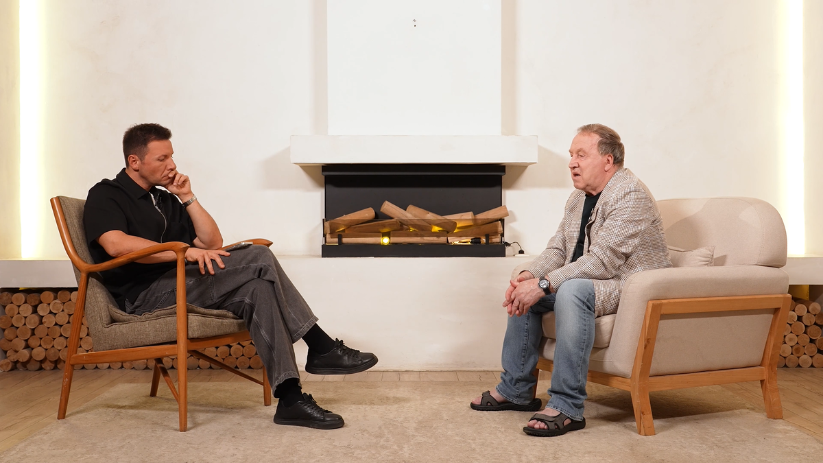 Некоторых комментаторов смутила обувь артиста. Напомню: ему 77 лет - может позволить себе ходить в том, в чем удобно