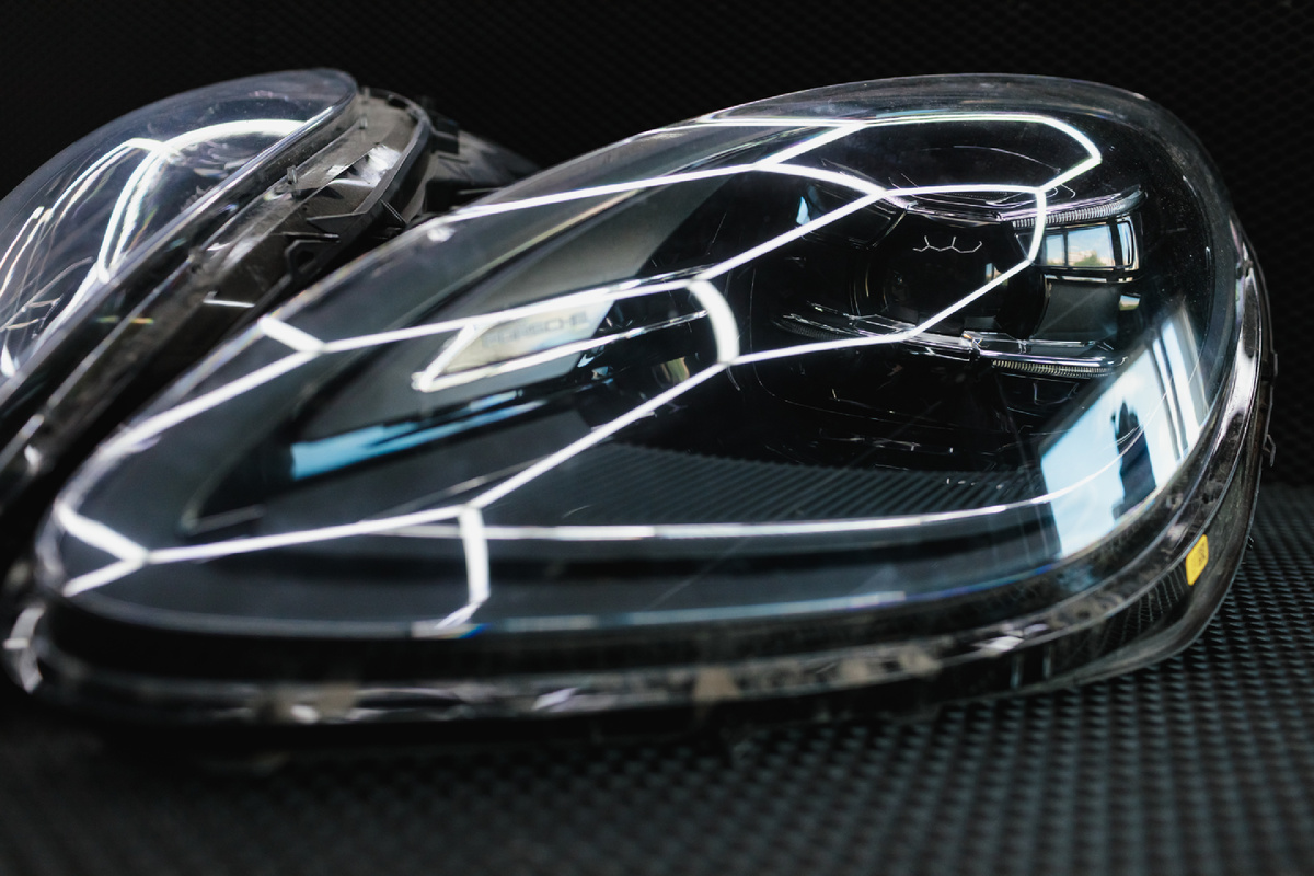 Источник фото: https://custom-heroes.ru/raboty/vid-uslugi/avtosvet/nashi-raboty/remont-far-porsche-macan-pervogo-pokoleniya-vosstanovlenie-po-vsem-pravilam/