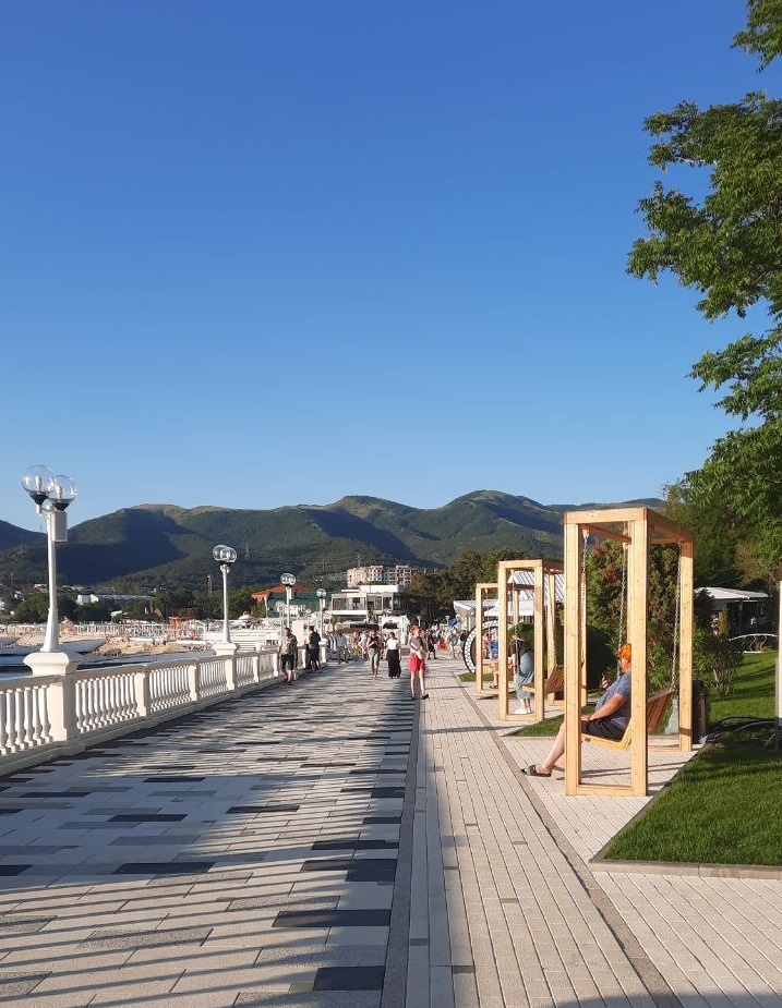 свежая набережная, кое где еще ведутся работы