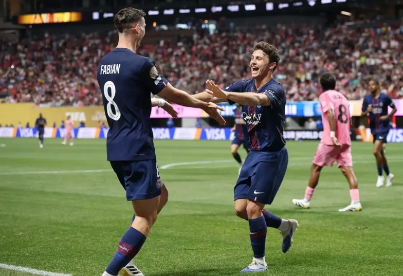 Фабиан Руис и Жоау Невеш празднуют второй мяч в ворота хозяев. Фото fifa.com