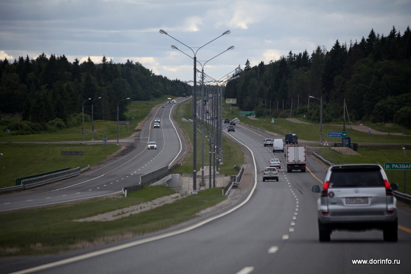     Михаил Мишустин поручил проработать возможность размещения оборудования связи в полосах отвода дорог