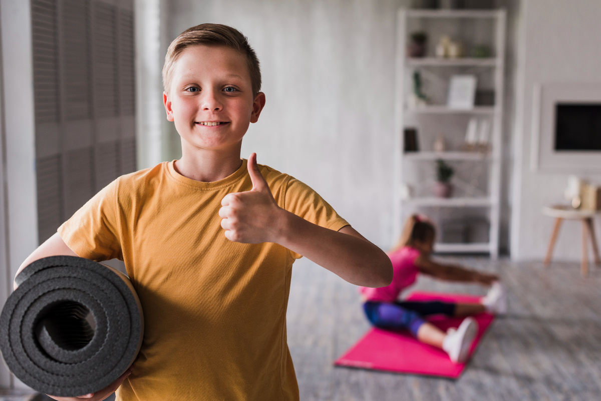 Источник изображения: https://ru.freepik.com/free-photo/smiling-portrait-boy-holding-rolled-up-exercise-mat-showing-thumbs-up-sign_4822564.htm#fromView=search&page=1&position=9&uuid=c546118b-9b6a-4100-bdd8-8718443a0e92&query=kids+fitness