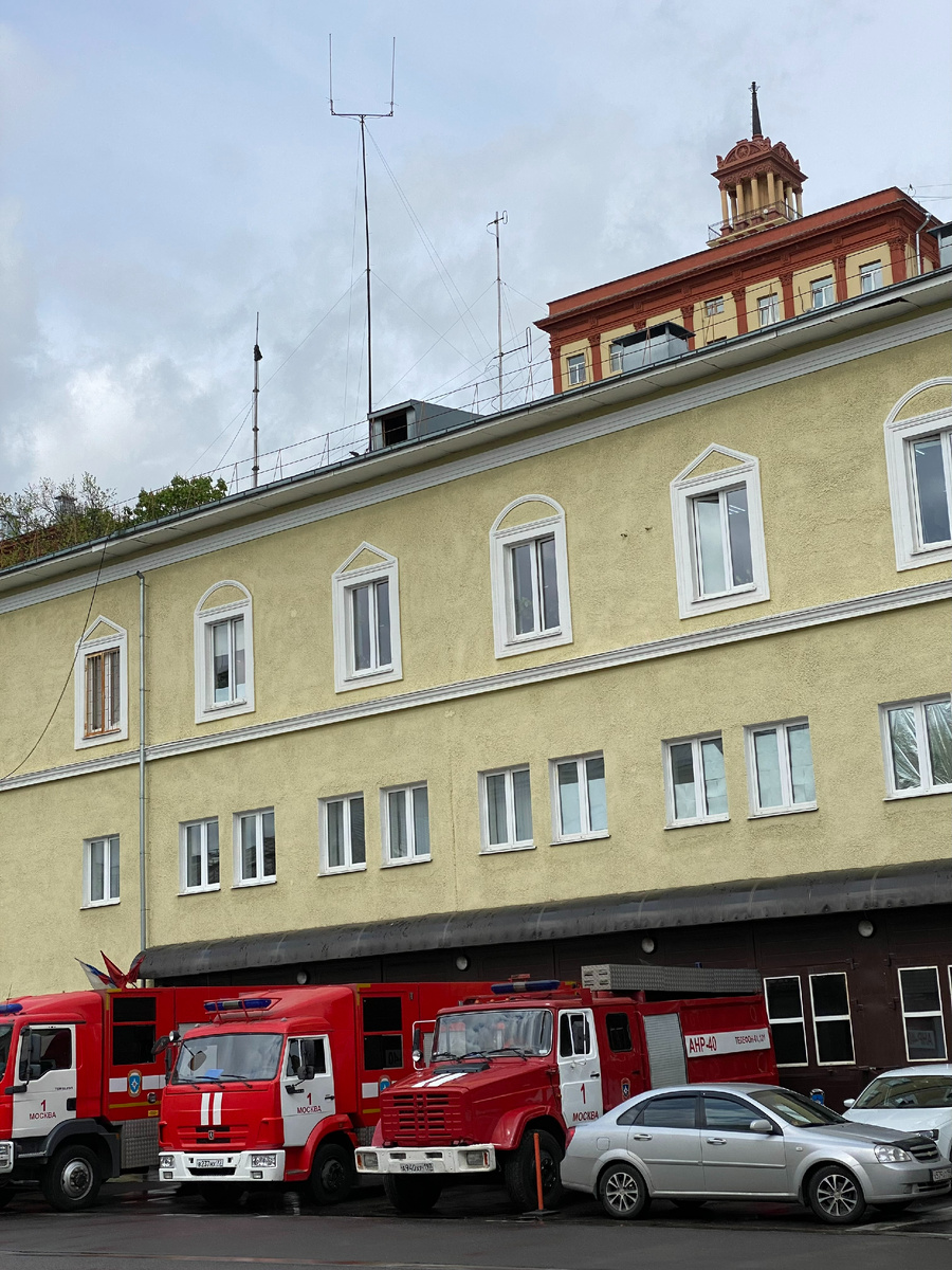 Фото автора канала от 2023 года. Пожарное депо 1939 год из-за которого торчит кусочек жилого дома Электродного завода. 