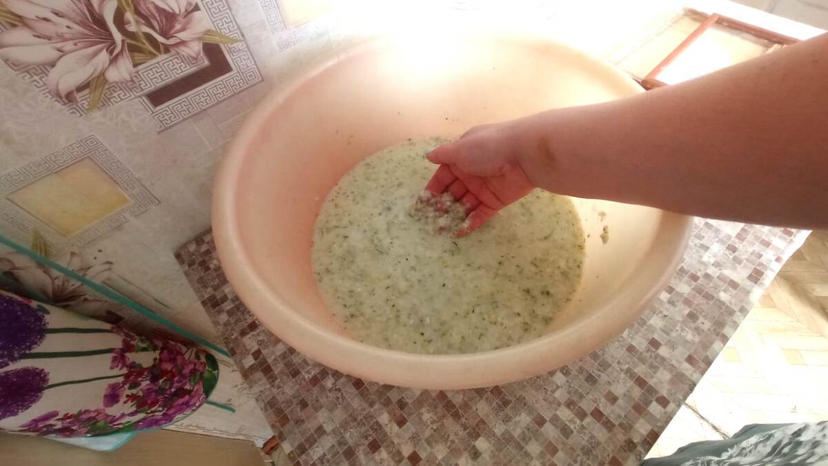 от того как вы разбавите массу,получится бумаги тонкая или толстая.