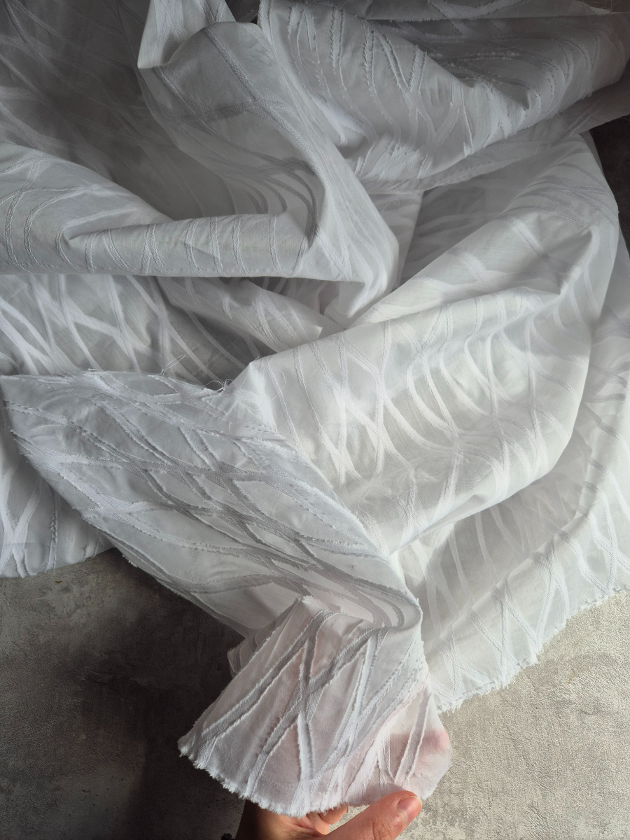 Лицевая сторона и изнанка отличаются, с лица "аппликация" хоть и имеет рельеф, но выглядит аккуратнее изнанки.