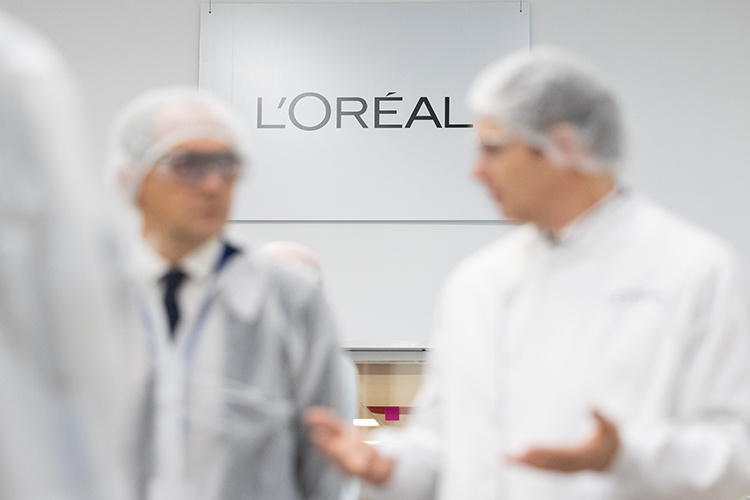    «Примерами известных семейных фирм являются следующие: Salvatore Ferragamo, Benetton и Fiat Group (Италия); L’Oreal, LVMH и Michelin (Франция); Samsung, Hyundai Motor и LG Group (Южная Корея); BMW и Siemens в Германии; Kikkoman и Ito-Yokado (Япония); Ford Motors Co и Wal-Mart Stores в США и Televisa в Мексике».   
Фото: © Alexis Sciard/Keystone Press Agency / www.globallookpress.com