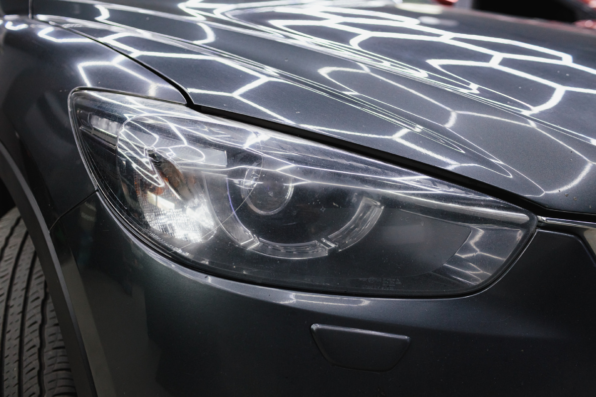 Источник фото: https://custom-heroes.ru/raboty/vid-uslugi/avtosvet/nashi-raboty/vosstanovlenie-i-zamena-optiki-mazda-cx-5-20112017-dve-fary-dva-podhoda/