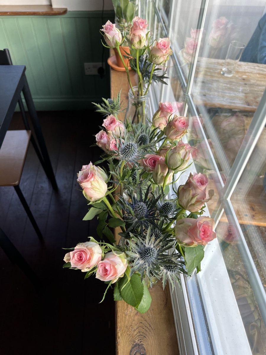 Украшение кафе розами. Брайтон. Южная Англия. Фото из личного архива 