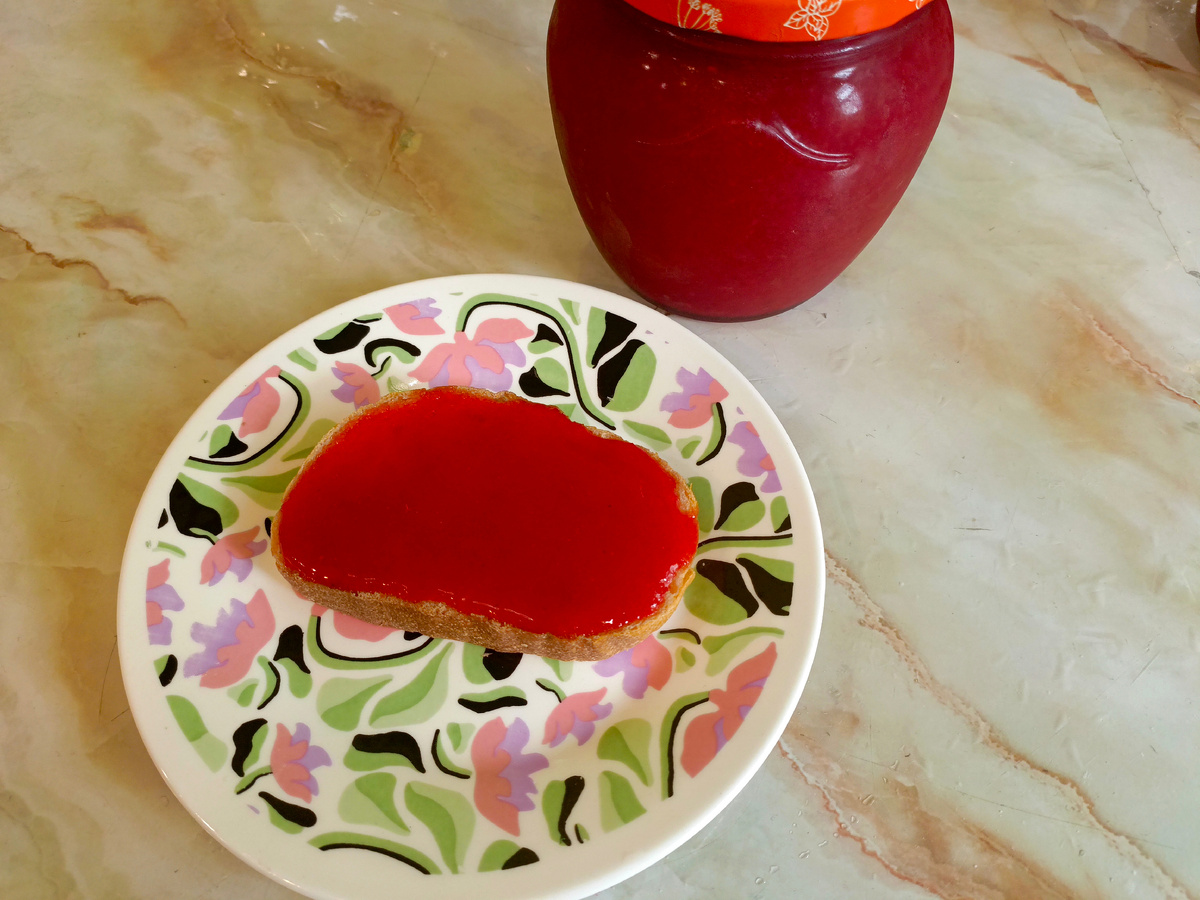 Хранить в холодильнике, либо в погребе. Если хотите хранить на полке, нужно будет варить.