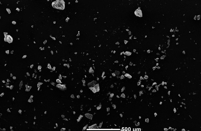 Микроскопическое изображение образца имитатора лунной пыли. (Автор изображения: Микаэла Б. Смит)